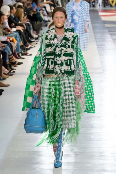 Look 16
